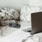 Černý digitální budík LAVVU SMART do sítě s rádiem