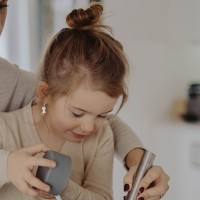 Svítící bílé stříbrné náušnice MINET KOČIČKY